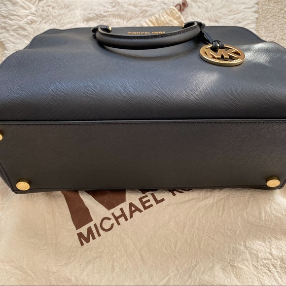 MICHAEL KORS Cindy Large Leather Dome Satchel - Picture 14 of 16